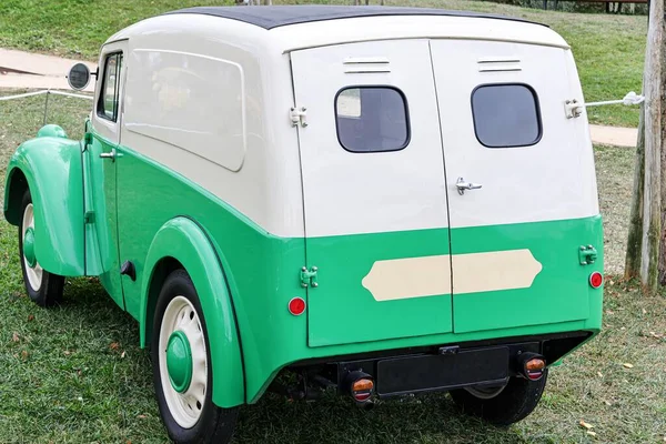 Vista Dietro Una Morris Van Verde Modello Austin Parcheggiata Sull — Foto Stock