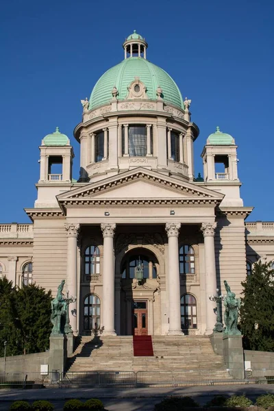 セルビアの晴れた日にベオグラード市庁舎の垂直ショット — ストック写真