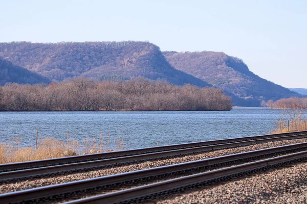 Een Spoorweg Langs Mississippi Rivier Tegen Achtergrond Van Heuvels Een — Stockfoto
