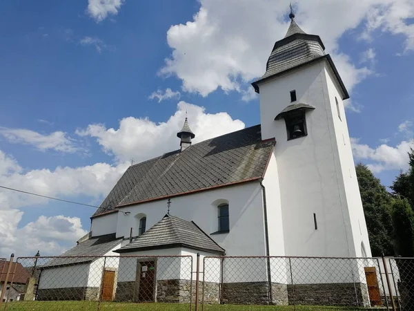 Çek Cumhuriyeti Ndeki Hüküm Kilisesi Nin Düşük Açılı Görüntüsü — Stok fotoğraf