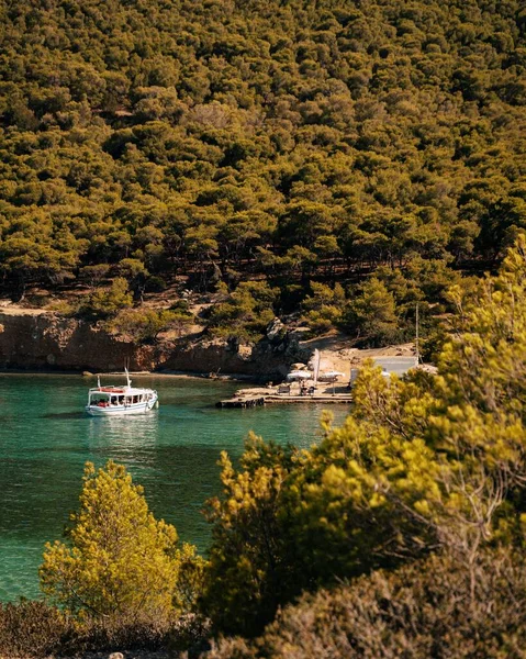 Una Vista Cerca Barco Hermoso Fondo Natural Isla Moni Grecia —  Fotos de Stock