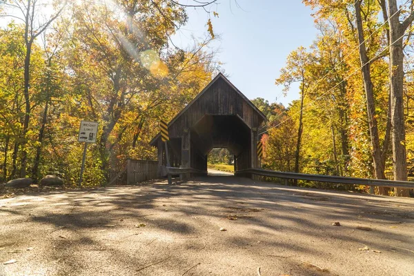 Uma Ponte Velha Nas Montanhas Tennessee Gatlinburg Dia Ensolarado Outono — Fotografia de Stock