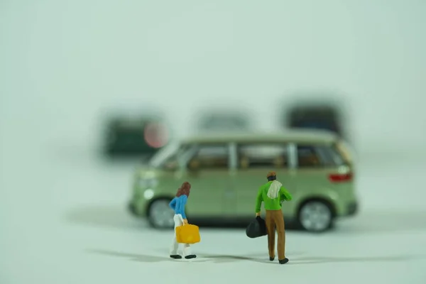 Reizende Mensen Met Bagage Auto Achtergrond Miniatuurfiguren — Stockfoto