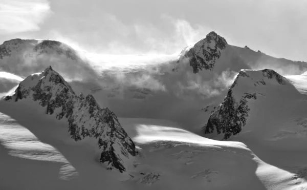 Uma Escala Cinza Picos Nevados Alpes Franceses — Fotografia de Stock