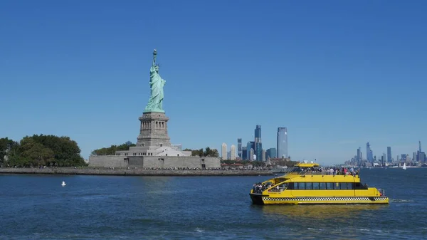 New York Water Taxi Jaune Dans Baie Avec Statue Liberté — Photo