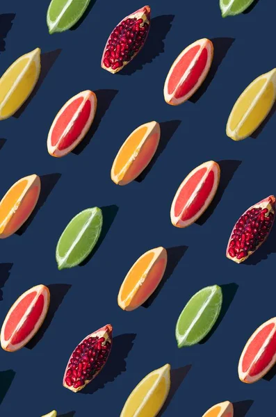 Pionowe Renderowane Plastry Letnich Owoców Cytrusowych Niebieskim Tle — Zdjęcie stockowe