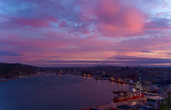 曇り空のカラフルな夕日の間に海岸沿いの町の空中風景 — ストック写真