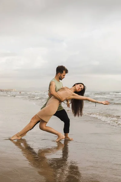 Ein Kaukasisches Paar Tanzpose Strand — Stockfoto
