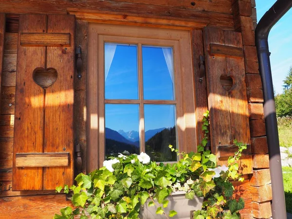 Les Montagnes Reflétées Dans Une Fenêtre Maison Bois Alpin — Photo