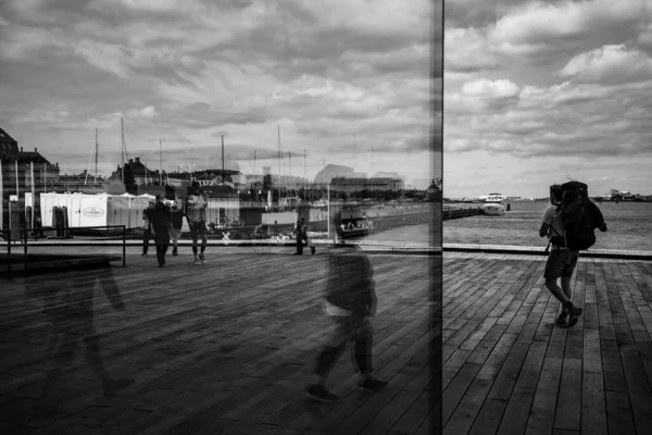 人が通り過ぎる窓の反射の灰色のショット — ストック写真