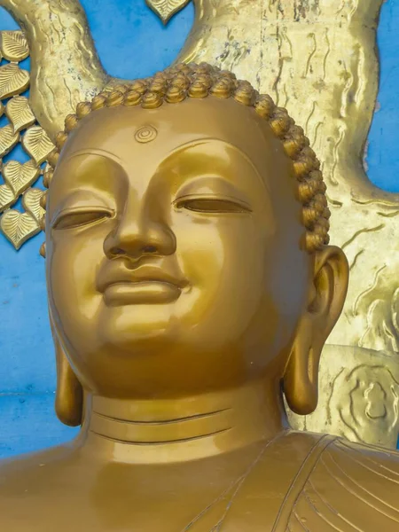 金佛像 背景为蓝色和黄色装饰的金佛像 — 图库照片