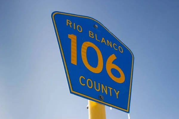 Panneau Signalisation Jaune Bleu Forme Pentagone Rio Blanco 106 County — Photo