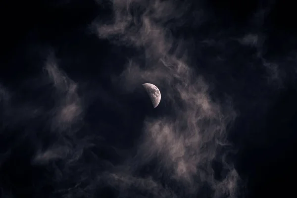Chmurne Nocne Niebo Przeciwko Pełni Księżyca — Zdjęcie stockowe