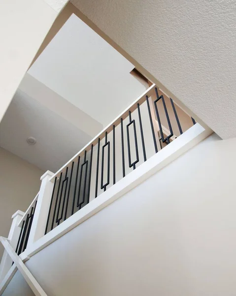 Beyaz Temiz Bir Tasarım Merdivenlerin Dikey Çekimi — Stok fotoğraf