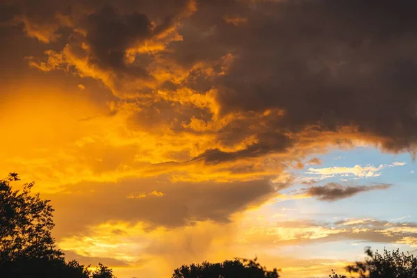 Μια Όμορφη Θέα Των Αφράτων Σύννεφα Χρυσή Ώρα — Φωτογραφία Αρχείου