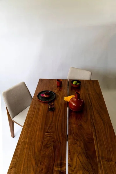 Sebuah Gambar Vertikal Sudut Tinggi Dari Meja Kayu Modern Dengan — Stok Foto