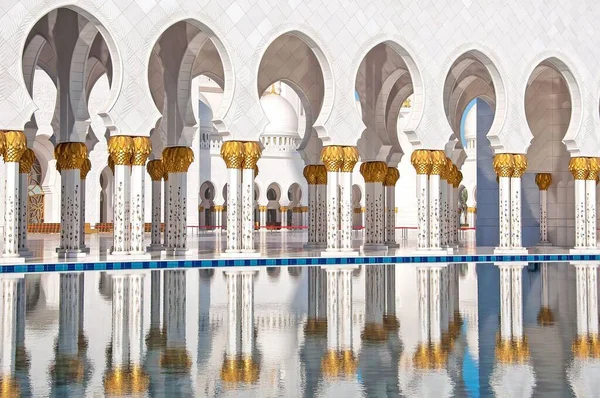 Sheikh Zayed Grand Mosque Och Bilden Dess Kolonier Reflekterar Vattenpooler — Stockfoto