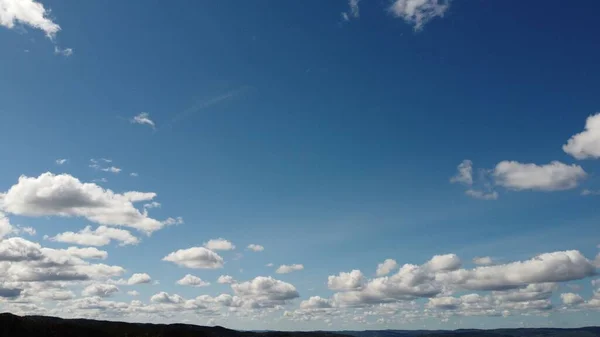 Пушистые Белые Облака Голубом Небе — стоковое фото