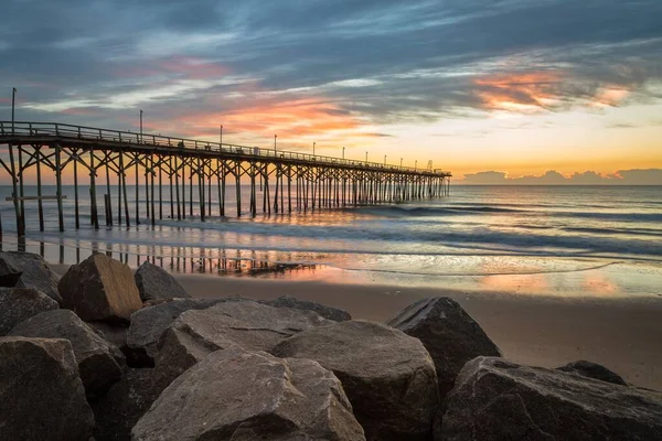 Carolina Beach Pier Contra Nascer Sol Cênico — Fotografia de Stock