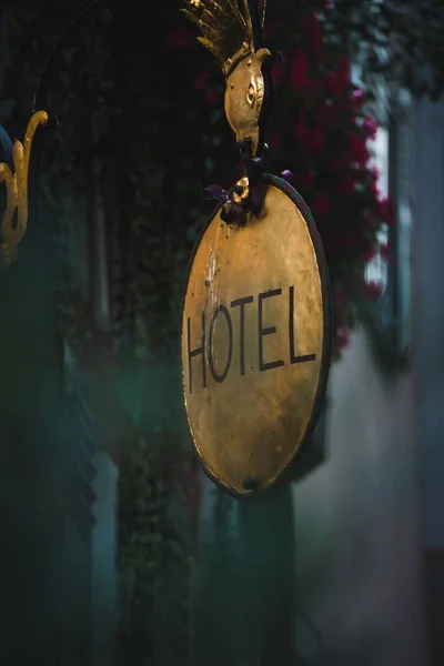 Függőleges Felvétel Egy Hotel Tábláról Elmosódott Háttérrel — Stock Fotó