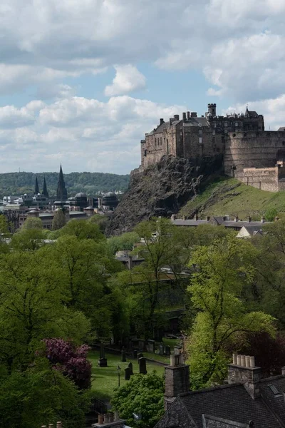 Vertikal Bild Edinburgh Castle Mot Bakgrund Den Grumliga Blå Himlen — Stockfoto