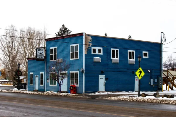 Krásná Modrá Budova Poblíž Ulice Zimě Coloradu — Stock fotografie