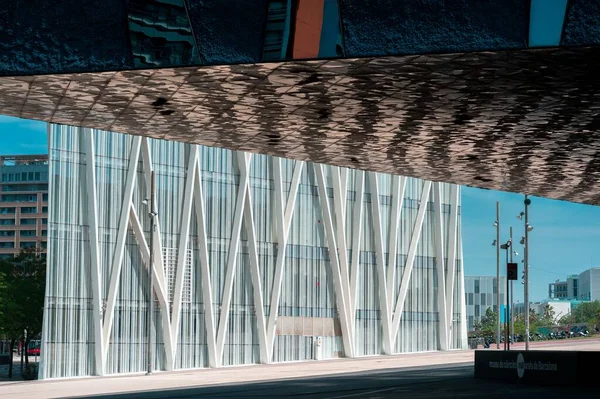 正午に両方のアーキテクチャの近代的なデザインの背景にある青の博物館と映画スターの建物 — ストック写真