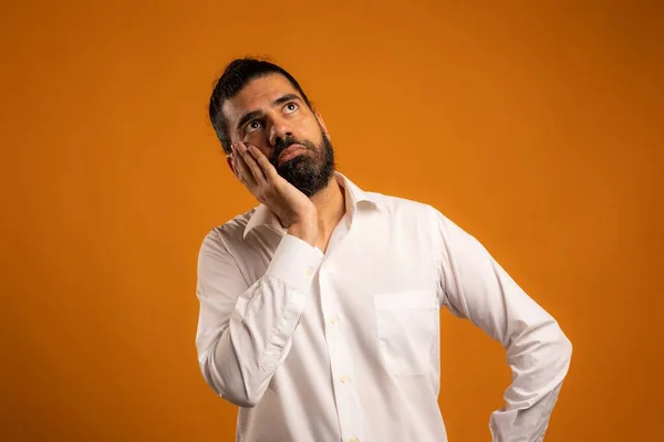 Een Prachtige Opname Van Een Spaanse Man Die Emoties Toont — Stockfoto