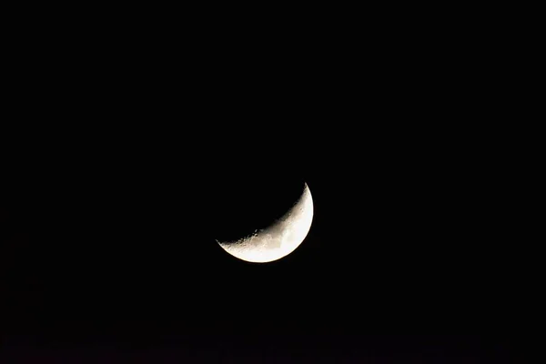 在漆黑无星的天空中 一轮正在打蜡的新月形月亮的特写 — 图库照片