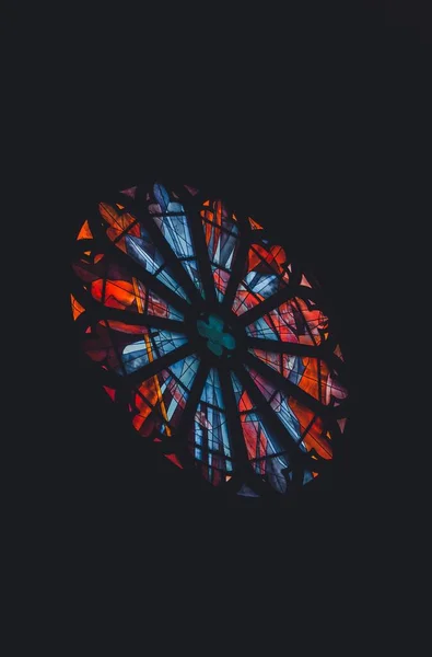 从主教座堂内黑色背景上垂直拍摄的彩色彩色玻璃窗户 — 图库照片