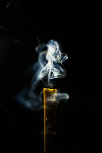 Вертикальний Знімок Вибухової Свічки Димом Ізольовано Чорному Тлі — стокове фото