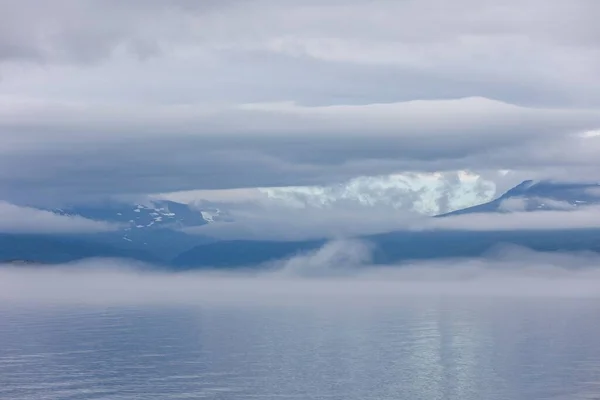 Minimalistyczny Widok Puszystych Białych Chmur Nad Spokojnym Morzem — Zdjęcie stockowe