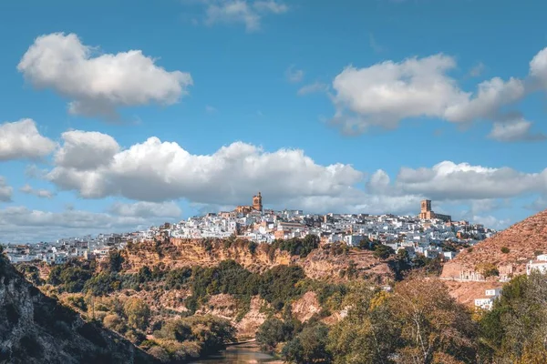 Cadiz Endülüs Spanya Mavi Bulutlu Bir Gökyüzü Altında Arcos Frontera — Stok fotoğraf