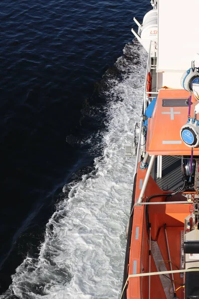 Disparo Vertical Barco Fluvial Que Dirige Isla Victoria —  Fotos de Stock