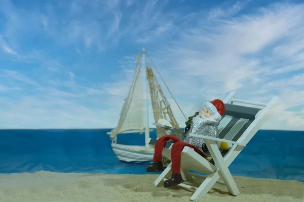 Игрушка Санта Клауса Сидит Пляжном Стуле — стоковое фото