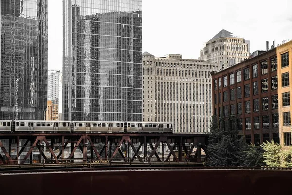 暗い日に背景の街並みとシカゴの湖の通りの列車 — ストック写真