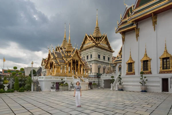 Caucasian Female Tourist Visiting Golden Palace Kings Bangkok Thailand — Stock Photo, Image