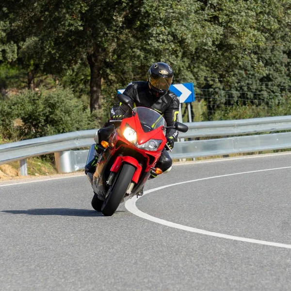 西班牙马德里 一名骑摩托车的骑摩托车的戴头盔摩托车的人 — 图库照片