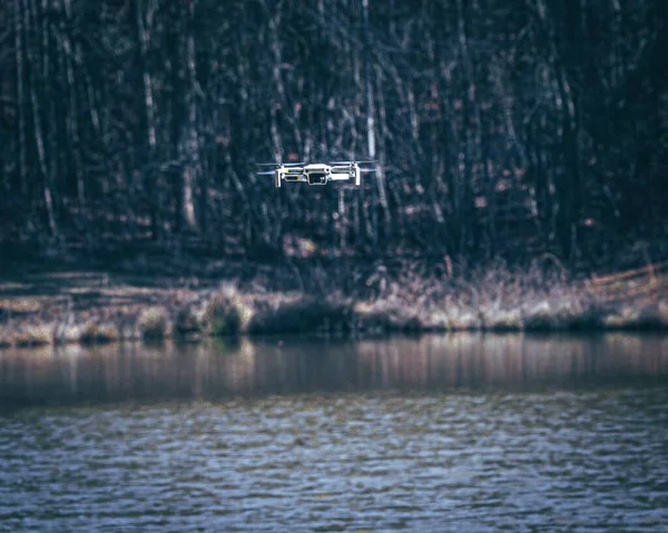 Fuoco Superficiale Drone Che Sorvola Lago Con Foresta Sullo Sfondo — Foto Stock