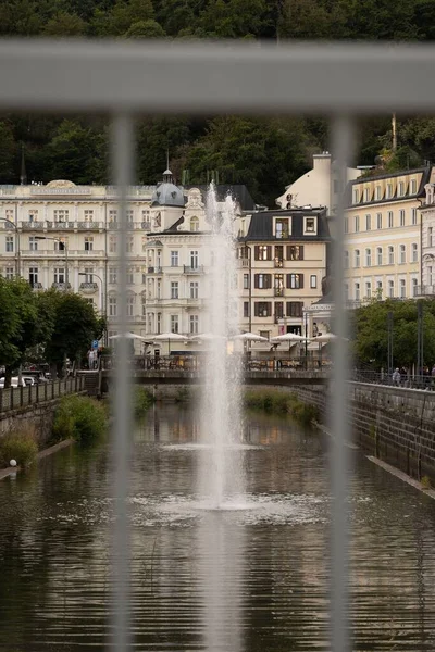 Vertical Shot Ohre River Fountain Visible White Fence — Stock Photo, Image
