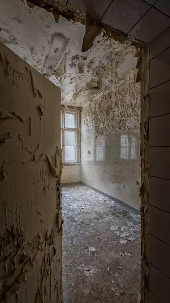 Una Habitación Vacía Con Pintura Descascarada Una Ventana Edificio Abandonado —  Fotos de Stock