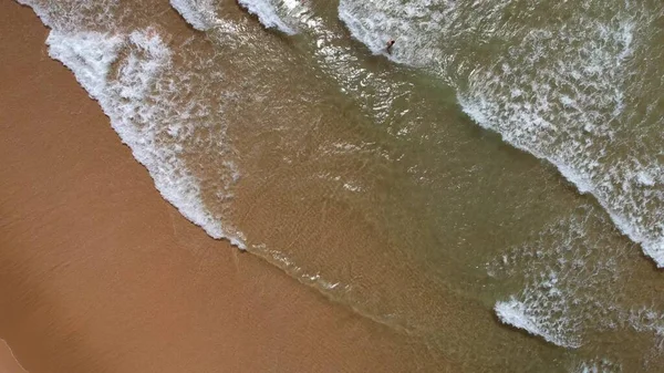 Повітряний Вид Неідентифікованого Юнака Який Пірнає Ідилічному Пляжі Сильними Хвилями — стокове фото