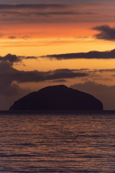 Uma Vista Panorâmica Pôr Sol Laranja Sobre Ilha Ailsa Craig — Fotografia de Stock