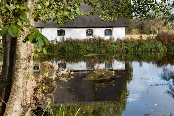 Ein Altes Haus Der Nähe Eines Sees Mit Einer Spiegelung — Stockfoto