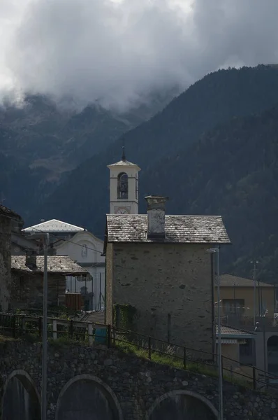 Ένα Κάθετο Πλάνο Εκκλησίας Και Σπιτιών Ένα Χωριό Στην Ιταλία — Φωτογραφία Αρχείου