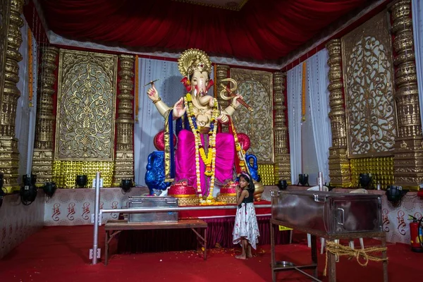 Una Niña Rezando Ante Hermoso Ídolo Del Señor Ganesha Festival —  Fotos de Stock