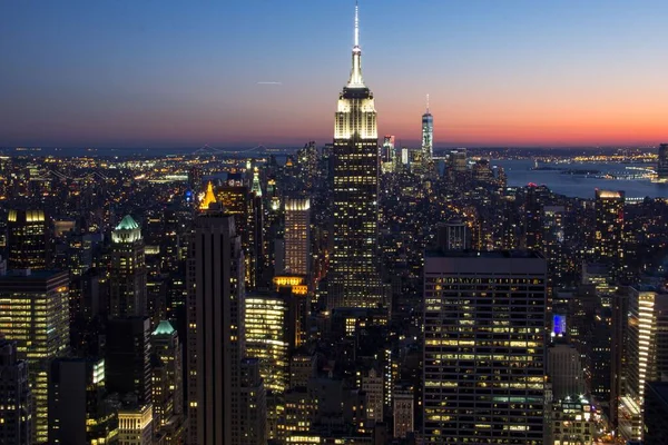 Een Antenne Van New Yorkse Stadsgezicht Met Lichten Bij Zonsondergang — Stockfoto