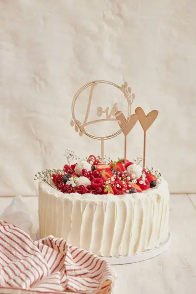 Vertikal Närbild Bröllopstårta Med Frukt Och Topping Vit Bakgrund — Stockfoto