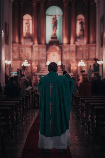 Disparo Vertical Sacerdote Durante Misa Iglesia Católica —  Fotos de Stock
