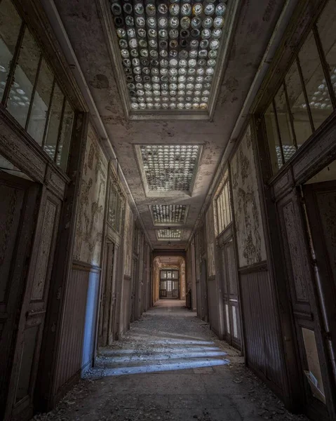 Colpo Verticale Del Corridoio Vecchio Edificio Abbandonato Con Porte Rovina — Foto Stock